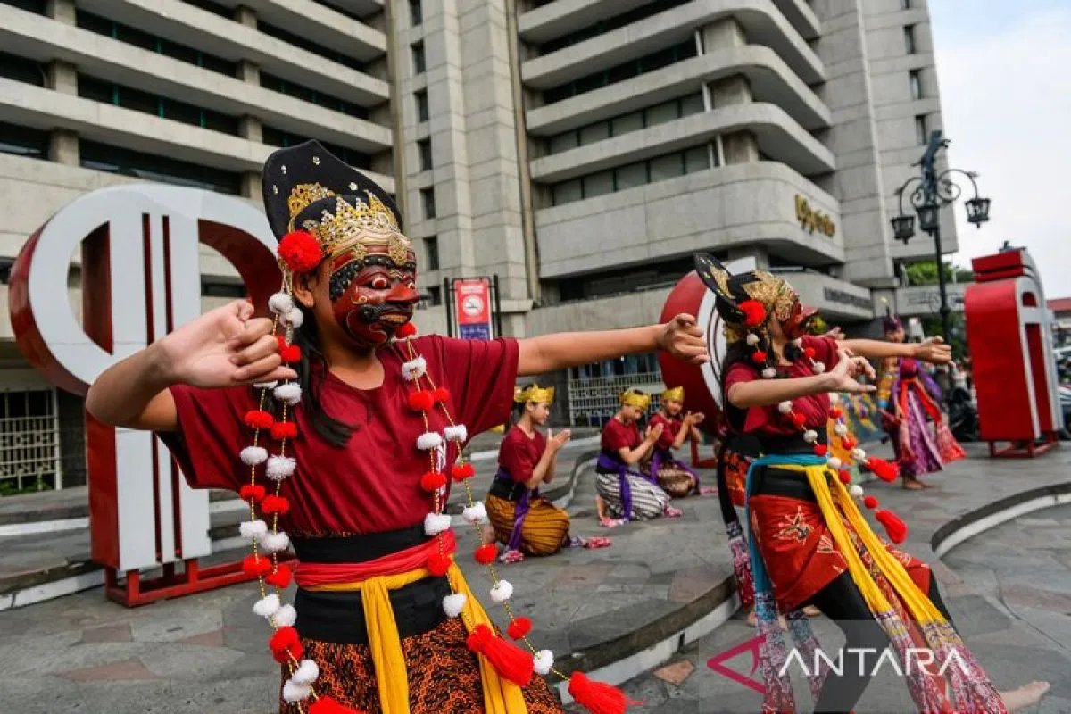 Peringati Hari Tari Sedunia, 21 Penari Jabar Pukau Pengunjung di Taman Braga
