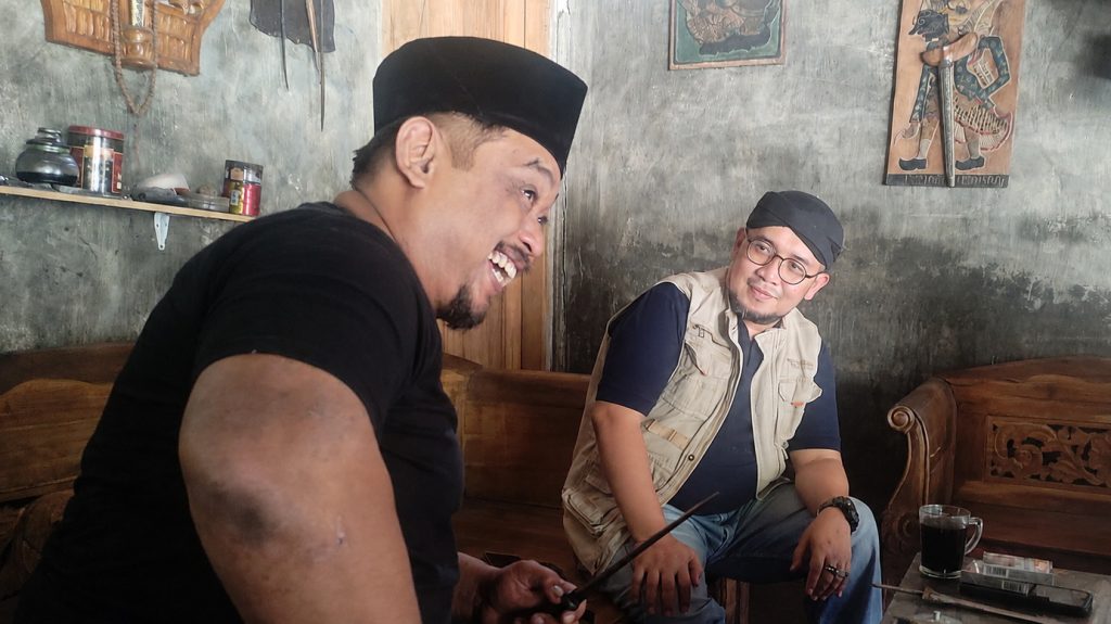 Kunjungi Empu Aji Guno Anom, Paras Sujiwo Mendalami Filosofi Keris Mageti di Lereng Lawu