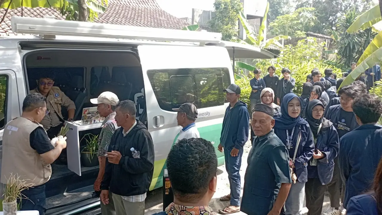 Mobil Klinik Tanaman IPB University Bawa Solusi Hama Pertanian Langsung ke Sawah Petani